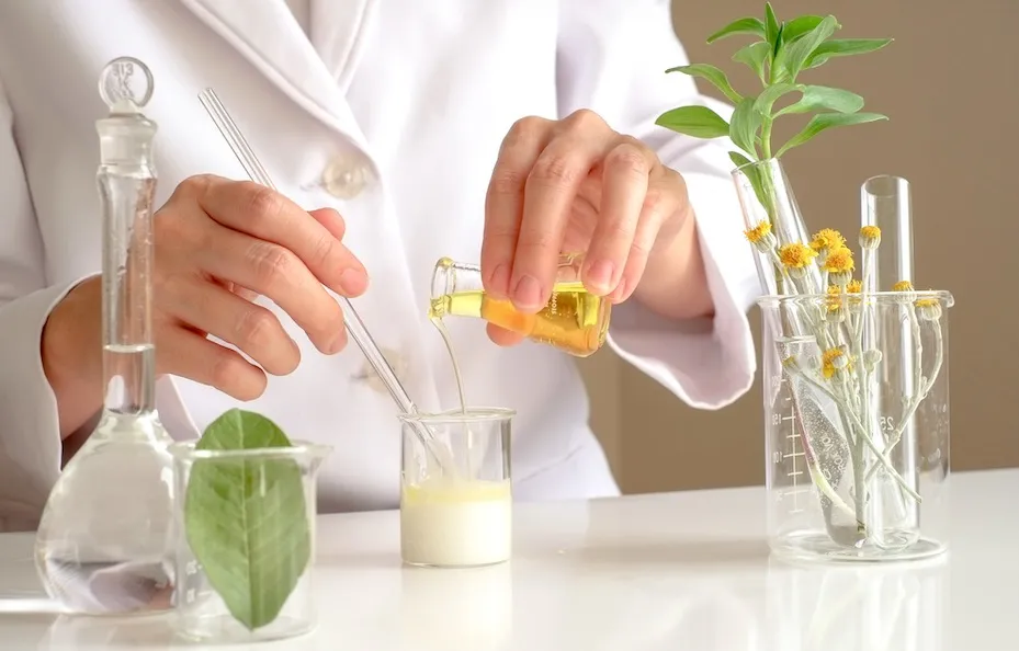 护肤品研发实验室：配方师在实验台前调配植物精华液